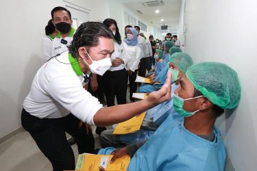 Pj Gubernur Banten Al Muktabar saat meninjau di RSUD Banten. (Foto : Humas Pemprov)