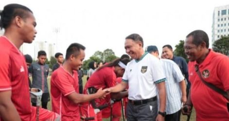 Menpora Zainudin Amali saat meninjau latihan Timnas Sepakbola Amputasi di Stadion Soemantri Brojonegoro. (Ist)