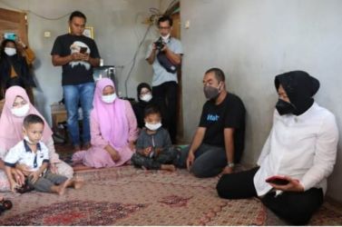 Mensos Tri Rismaharini saat mengunjungi Jamaludin penderita kebocoran jantung di Lebak. Foto : Istimewa