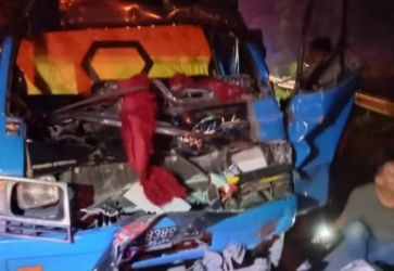 Mobil pikup BE 8389 ZX rusak berat kondisi bagian depan, setelah menabrak truck di Tol Tangerang Merak di km 87. (Ist)