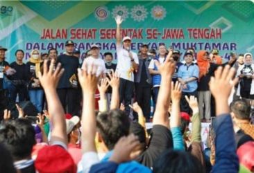 Gubernur Jawa Tengah Ganjar Pranowo saat melepas jalan sehat serentak se-Jawa Tengah dalam rangka Muktamar Muhammadiyah dan Aisyah yang akan diselenggarakan di Solo pada 18-20 November 2022 mendatang. (Ist)