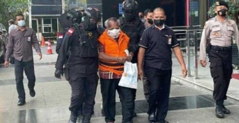 Bupati Mimika Eltinus Omaleng saat tiba di Gedung KPK. Foto : Istimewa