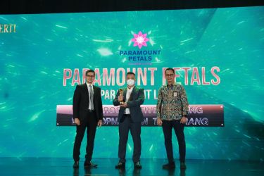 Mario Susanto (tengah), VP Marketing & Sales Paramount Petals, menerima penghargaan Properti Indonesia Award 2022 untuk Paramount Petals sebagai ‘The Prospective Housing Development in Tangerang’. (tangselpos.id/ist)