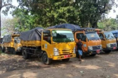 Deretan truck sampah di Kabupaten Serang akhirnya dibuang ke Kota Cilegon. Foto : Istimewa