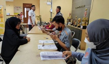 Warga di Kota Tangerang sedang mengambil BLT BMM di salah satu Kantor Pos. (Ist)