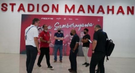 Perwakilan AFC sedang meninjau stadioj Manahan Solo. (Ist)