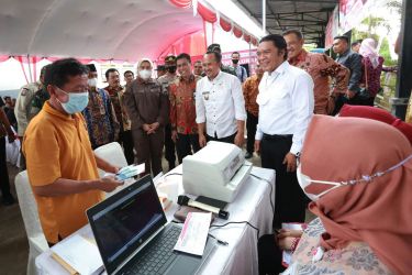 Pj Gubernur Banten menyaksikan penyaluran BLT BBM di Kantor UPT Samsat Lebak. (Foto : Humas Pemprov)