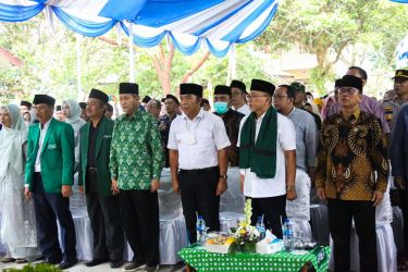 Pj Gubernur Banten Al Muktabar pada acara peletakan batu pertama Masjid Al Hudori Mathlaul Anwar Boarding School di Pandeglang. (Foto : Humas Pemprov)