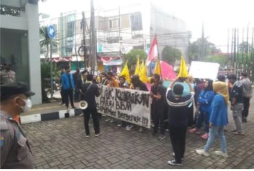 PMII Komisariat Unpam melakukan demo di depan Puspemkot Tangsel. (Ist)