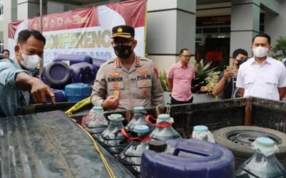 Kapolresta Tangerang Kombes Raden Rhomdon Natakusumah saat melihat barang bukti mobil yang digunakan untuk menimbun BBM Pertalite. (Ist)