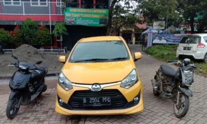 Barang bukti mobil Agya berwarna kuning berhasil  digondol pemcuri dari sebuah showroom di Karawaci. (Ist)