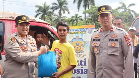 Kapolres Serang AKBP Yudha Satria dan Wakapolres Serang Kompol Rahmat Sampurno saat memberikan paket sembako kepada Opang dan Sopir Angkot. Foto : Humas Polda Banten