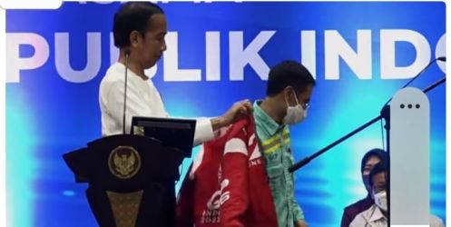 Presiden Jokowi saat menyerahkan jaket kepada salah satu pegawai Freeport. (Foto : Setpres)
