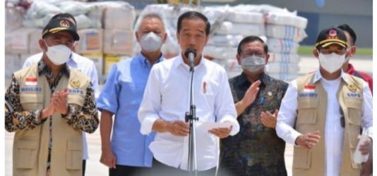 Presiden Jokowi saat melepas bantuan untuk Pakistan di Bandara Halim Perdana Kusuma. (Foto : Setpres)