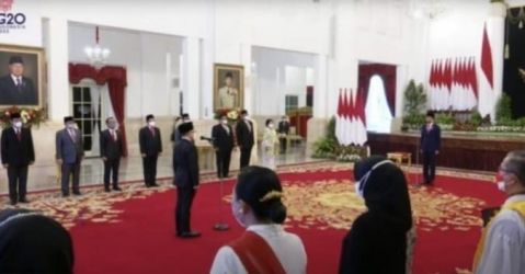 Presiden Jokowi melantik Abdullah Azwar Anas sebagai Menteri PAN RB di Istana Negara, Rabu (7/9). (Foto : Setpres)