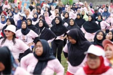 Ratusan Perempuan  Banten menggelar acara senam sehat dan mensosialisasikan Ganjar Presiden 2024. (Ist)