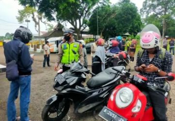 Pengendara sepeda motor yang terjaring razia gabungan. Foto : Istimewa