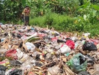 Sampak berserakan di Kampung Kadupandak, Pandeglang membuat bau yang tidak enak dan mengganggu warga yang lewat. Foto : Istimewa