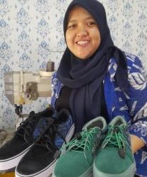 Sepatu buatan UMKM Cikokol ini laris manis dipesan hingga luar daerah. (Ist)