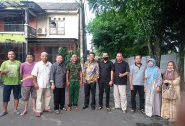Asisten Pemerintahan Sekretariat Daerah (Asda I) Provinsi Banten, Komarudin bersama warga Perumahan Aster, Pagedangan, Tangerang. (ist)