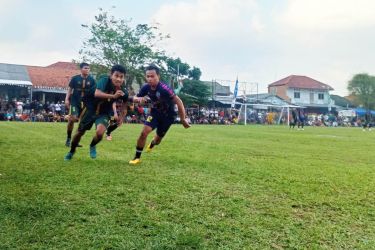 Duel Denis dan Garuda menyedot perhatian ribuan penonton, Selasa (6/9) sore.(Foto.dok.Panitia Bina Jaya Cup).