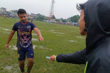 Pencetak gol tunggal Denis FC, Toto panen saweran dari penonton, Kamis (8/9) sore.(Foto.dok.Panitia Bina Jaya Cup)