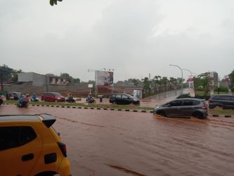 Genangan air kembali naik dan merendam permukiman, Jumat (23/9/2022). (tangselpos.id/di)