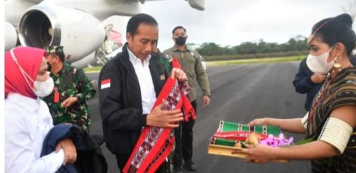 Presiden Jokowi beserta Ibu Iriana saat tiba di Bandara Mathilda Batlayeri, Maluku. (Foto : Setpres)