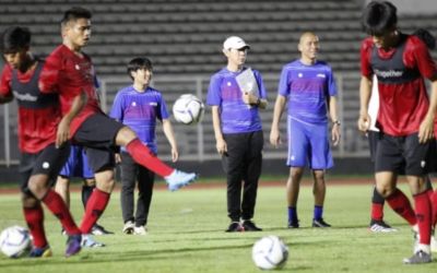 Pelatih Timnas Shin Tae-yong sedang mengawasi latihan para pemain. (Ist)