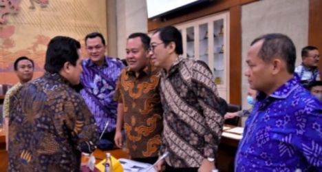 Menteri BUMN Erick Thohir sedang berdialog dengan pimpinan Komisi VI DPR. (Ist)