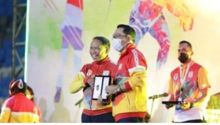 Gubernur Jawa Barat Ridwan Kamil (tengah) saat tampil bersama 3.000 penari pada acara Pesona Nusantara Bekasi Keren di Stadion Patriot Kota Bekasi. (Ist)