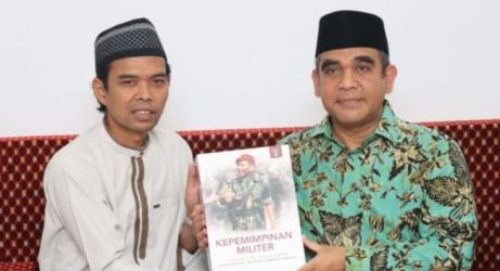 Sekjend Gerindra Ahmad Muzani ketika bertemu Ustad Abdul Somad di Kampar Riau. Foto : Istimewa