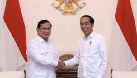 Presiden Jokowi bersana Menhan Prabowo Subianto. (Ist)