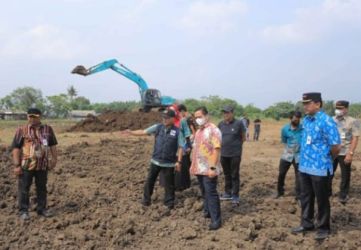 Walikota Tangerang Arief R Wismansyah saat meninjau pembangunan venue grasstrack Porprov di Neglasari. Foto : Istimewa