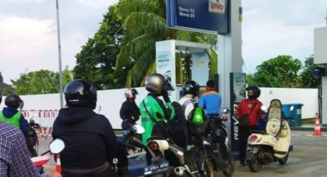 Warga saat mengantri di SPBU VIVO di daerah Serpong. (Ist)