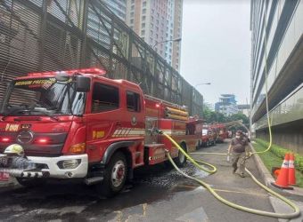 Mobil pemadam kebakaran sedang memadamkan West Mall Grand Indonesia pada Minggu (18/9). Foto ; Istimewa