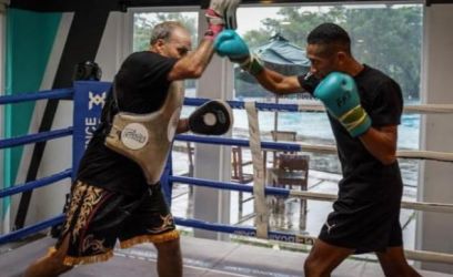 Petinju Jon Jet saat berlatih bersama pelatih Kanada David John Treharnem. (Ist)