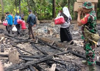 Anggota keluarga yang rumah nya terbakar mengungsi ketempat sanak saudaranya dibantu dengan aparat. (Ist)