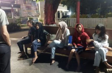 Lima orang abg yang ikut numpang truck fuso saat berada di Mapolsek Jatiuwung. (Ist)