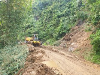 Jalan tertutup tanah longsor akibat curah hujan di Lebak. Foto : Istimewa