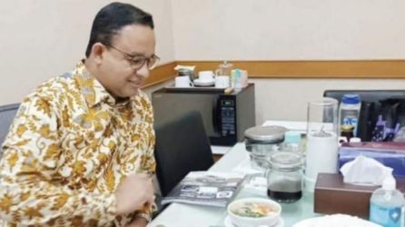 Gubernur DKI Jakarta Anies Baswedan saat makan siang terahkir di kantor nya. (Ist)