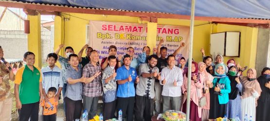 Komarudin, mengapresiasi semangat gotong royong warga perumahan Dasana Indah, Bojong Nangka, Kecamatan Kelapa Dua, Kabupaten Tangerang. (tangselpos.id/rmn)