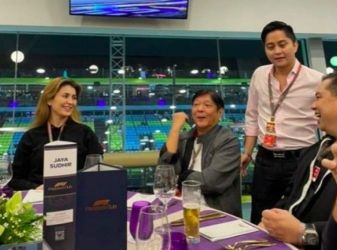 Presiden Filipina Ferdinand Marcos Jr (mengenakan jaket) sedang nontong F1 di Singapura. (Ist)