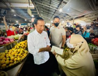 Presiden Jokowi saat membagikan BLT di Lampung. (Foto : Setpres)