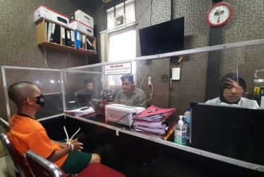 R sedang menjalani pemeriksaan di Polres Lebak. Foto : Istimewa