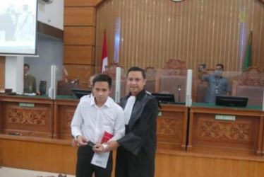 Bharada E saat menjalani sidang perdana. (Ist)