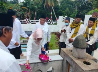 Bupati Serang Ratu Tatu Chasanah saat ziarah ke Mantan Bupati Serang pertama Brigjen KH Syamun. (Ist)