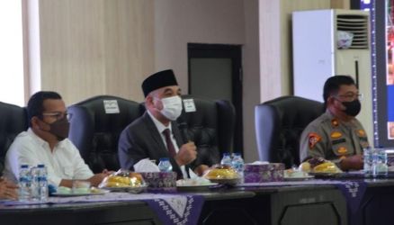 RAPAT KOORDINASI: Bupati Tangerang Ahmed Zaki Iskandar memimpin rapat koordinasi Forum Koordinasi Pimpinan Daerah membahas PNLG Forum 2022 di Gedung Serba Guna Puspemkab Tangerang. (Ist)