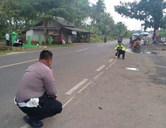 Polisi sedang olah tkp kejadian bus tabrak sepeda motor di Jalan Raya Tanjung Lesung. Foto : Istimewa
