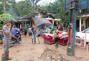 Warga di Desa Cibeber salah satu yang terdampak banjir. Foto : Istimewa